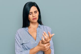 7 tips to manage arthritis flare-ups in winter naturally